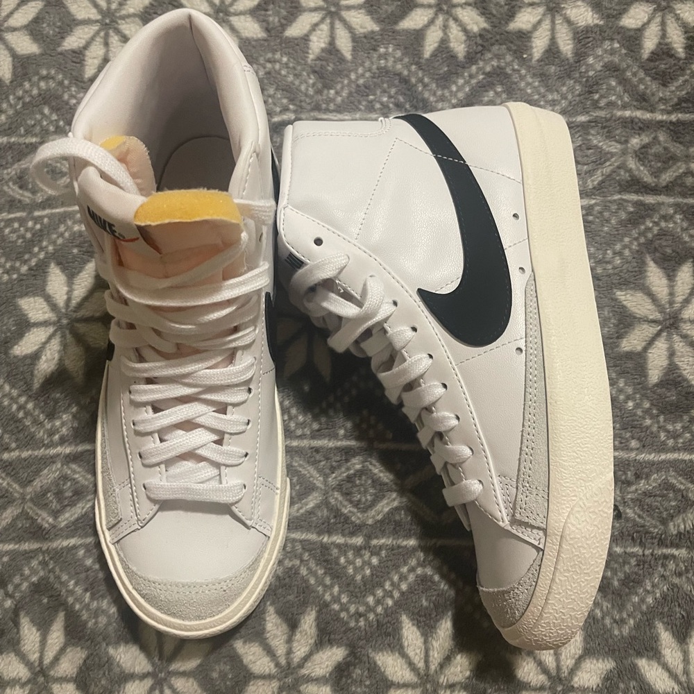 Woman Nike shoes, brand new, no tags , black and white